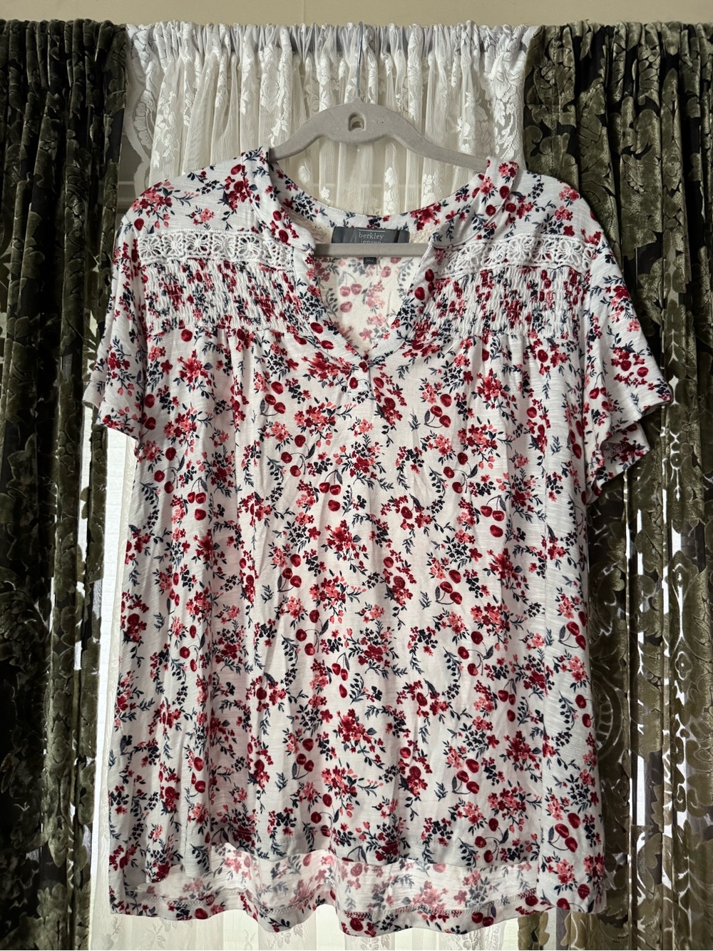 Berkeley Jensen White Floral V-Neck Top with Crochet Yoke